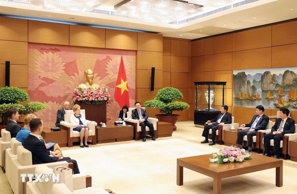 Chủ tịch Quốc hội Vương Đình Huệ tiếp Phó Chủ tịch thứ nhất Quốc hội Hungary Márta Mátrai. (Ảnh: Nhan Sáng/TTXVN) TTXVN_1604ChutichQuochoiVietnamHungary2.jpg