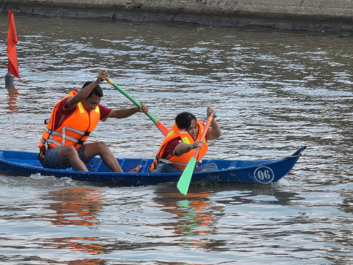 Nét mặt thể hiện rõ quyết tâm giành chiến thắng của các tay bơi. Ảnh: Nguyên Du