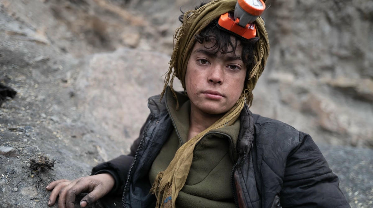 Những cậu thanh niên trẻ làm việc trong mỏ than Dan-e-Tor. Ảnh: VICE.