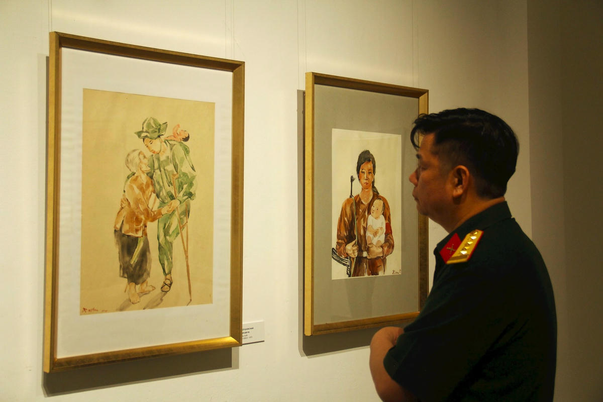 Chú bộ đội trước bức tranh màu nước 