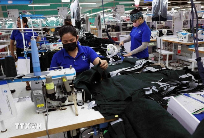 May hàng xuất khẩu sang thị trường châu Âu tại nhà máy của Công ty TNHH SangWoo Việt Nam, KCN VSIP Nghệ An. (Ảnh: Vũ Sinh/TTXVN) ttxvn-det-may-xuat-khau.jpg