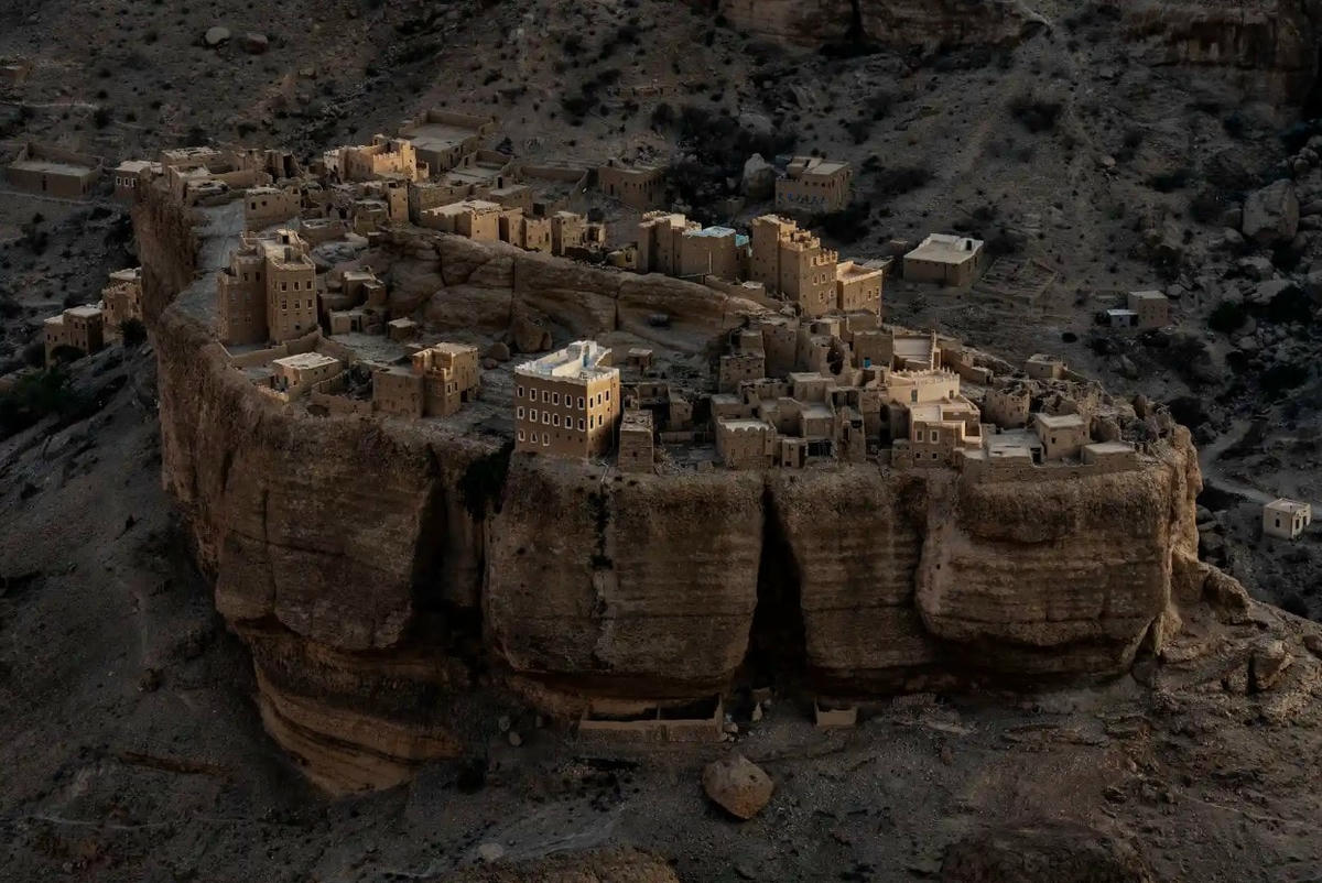 Nhiều năm mưa lớn, xói mòn và thiếu sự bảo trì thường xuyên đã khiến gần 70% ngôi nhà ở Haid Al-Jazil chìm trong đống đổ nát. Ảnh: The Guardian.