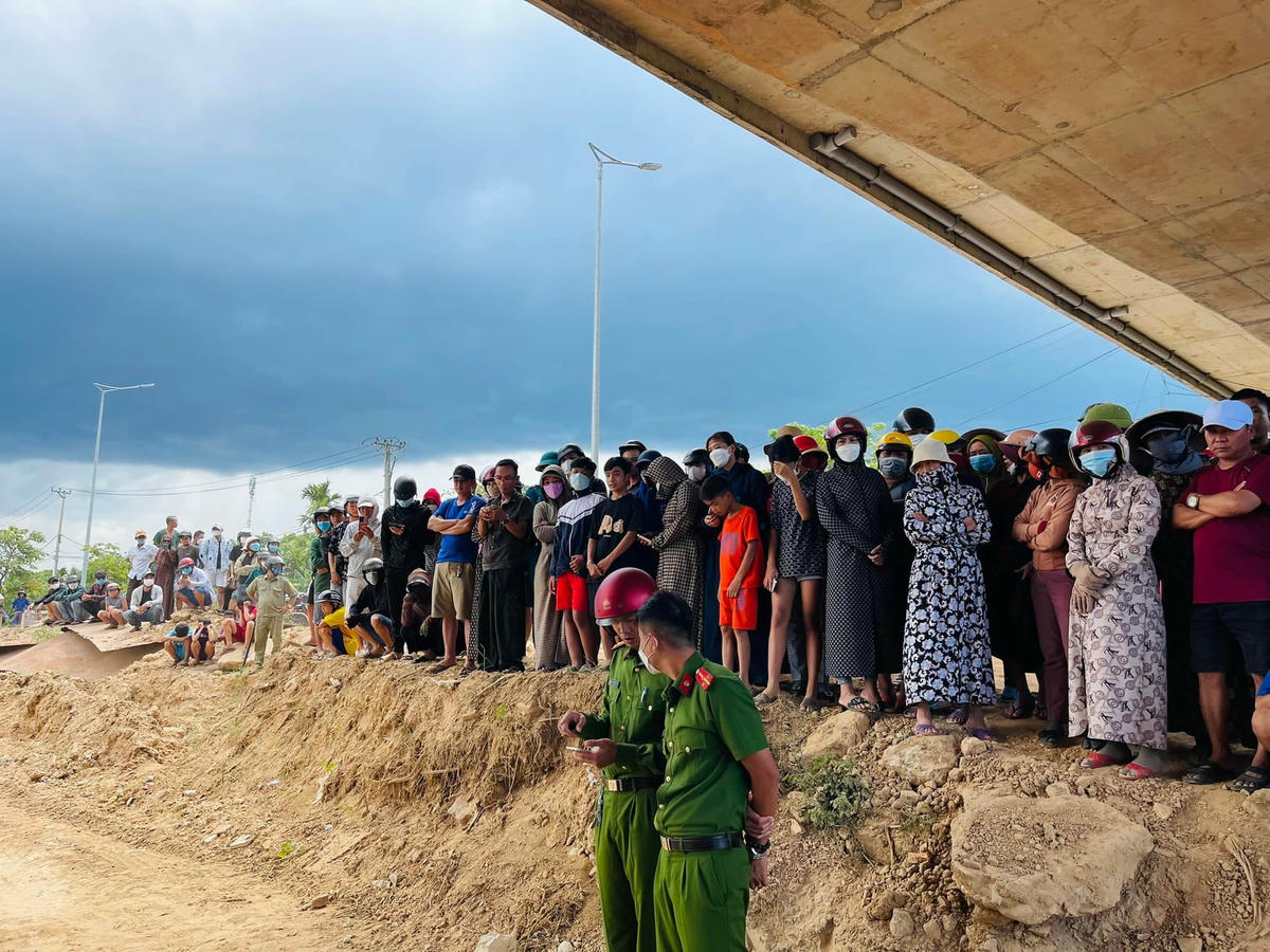 Nam thanh niên nhảy cầu tại khu vực cầu sông Hiếu (Ảnh: Cảnh sát PCCC và CNCH Quảng Trị).