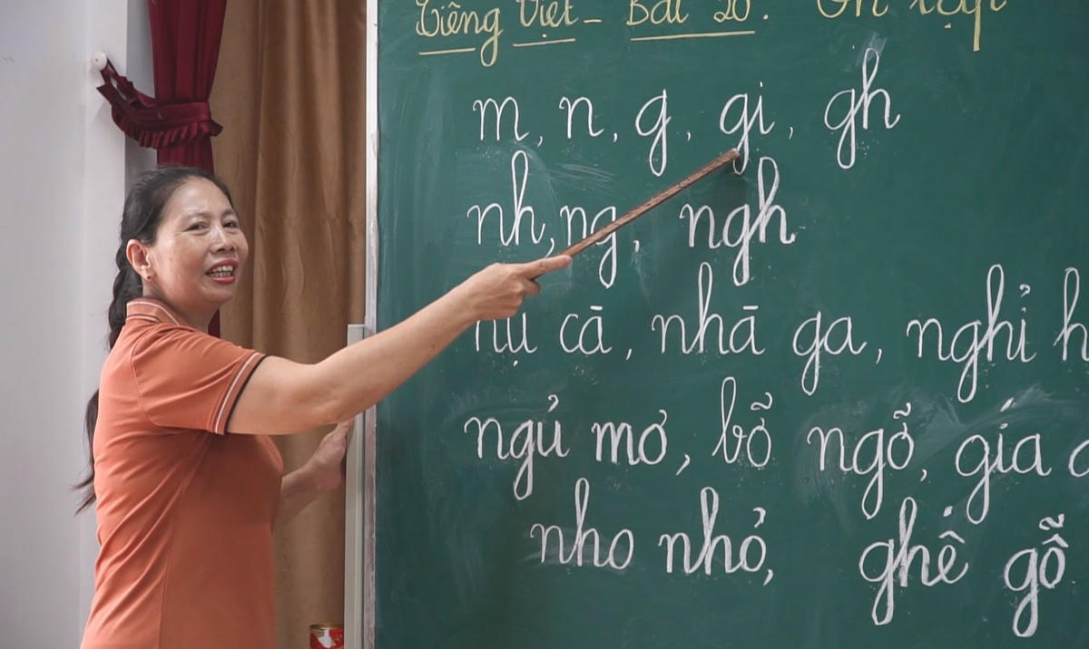 Để mở lớp, cô Vỵ đã phải đến tận nhà các em học sinh để động viên gia đình, đồng thời tự bỏ tiền mua bút, sách, vở cho các em. Ảnh: Ngô Hùng