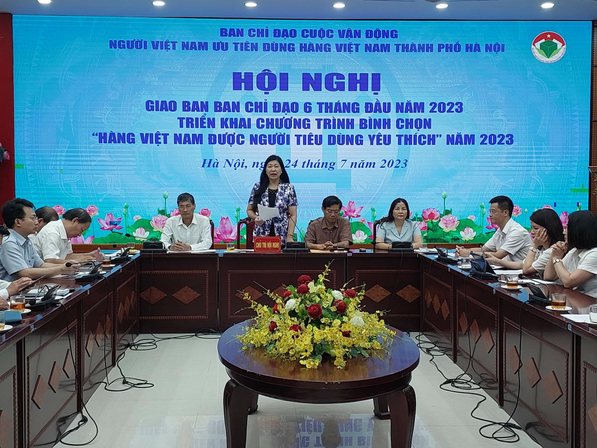 Bà Nguyễn Lan Hương, Chủ tịch Ủy ban MTTQ Việt Nam thành phố Hà Nội phát biểu tại hội nghị.