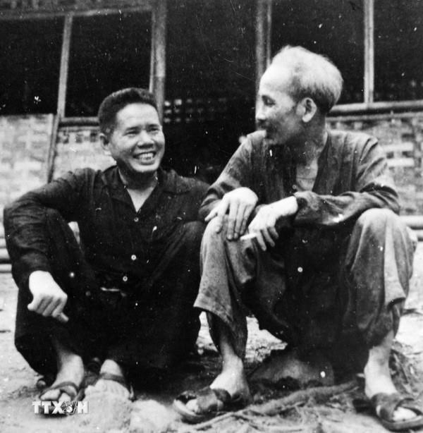 Chủ tịch Hồ Chí Minh nói chuyện thân mật với ông Sơn Ngọc Minh, một trong những lãnh tụ kháng chiến chống thực dân Pháp của Campuchia, người sáng lập Đảng Nhân dân Cách mạng Khmer (1954). (Ảnh: TTXVN)