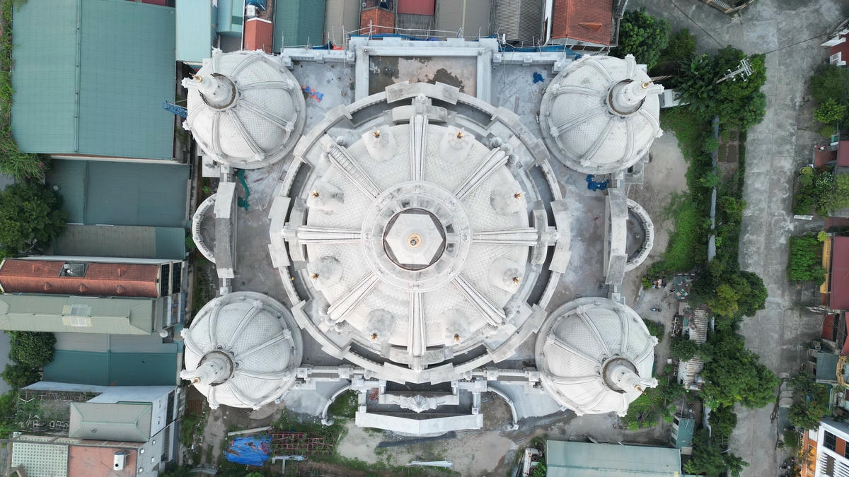 Lâu đài gồm 1 mái lớn ở trung tâm và 4 mái vòng ở 4 góc. Ảnh: Ngô Hùng