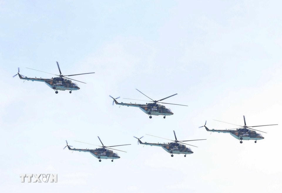 Lực lượng Không quân Kazakhstan trình diễn tại lễ duyệt binh. (Ảnh: TTXVN)