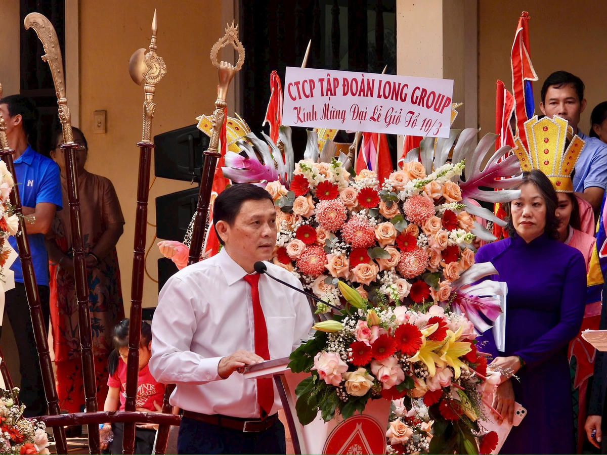 Thay mặt Đảng bộ, nhân dân các dân tộc tỉnh Đắk Lắk, Phó Chủ tịch Thường trực Ủy ban nhân dân tỉnh Nguyễn Tuấn Hà đã báo công lên các Vua Hùng về những thành tựu mà tỉnh đã đạt được trong năm 2024. Ảnh: Thanh Nga.