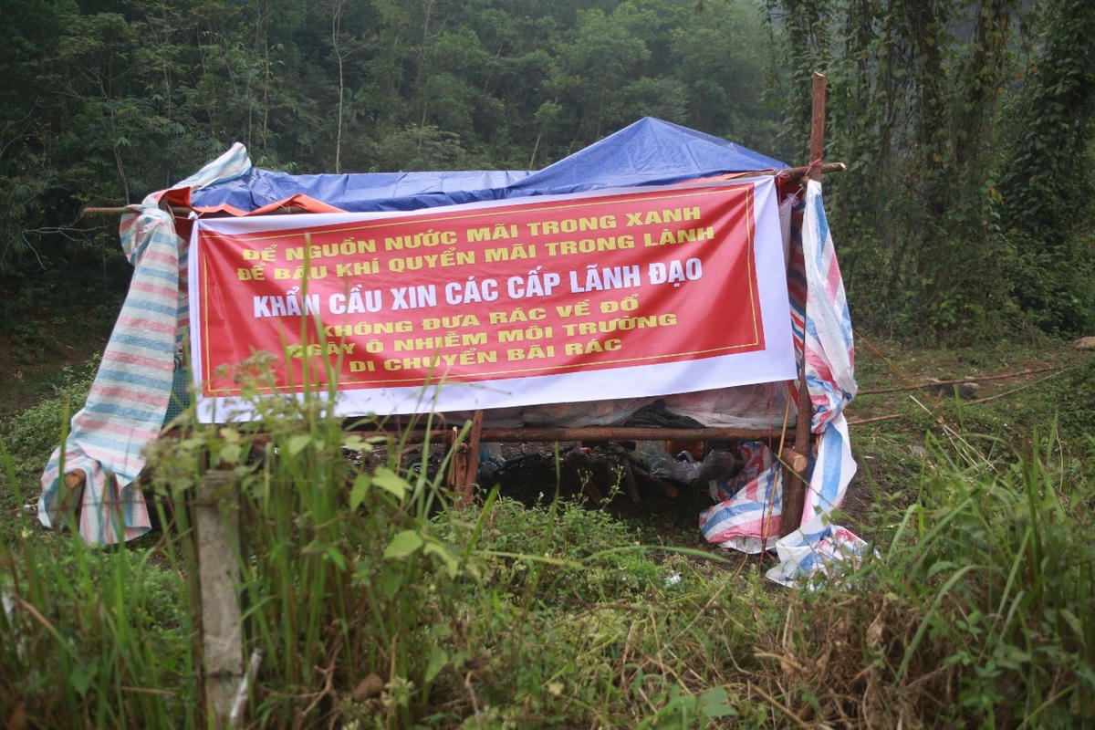 Người dân treo băng rôn 