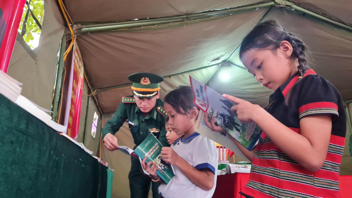 Hoạt động hướng tới góp phần nâng cao dân trí và phát triển văn hóa đọc.