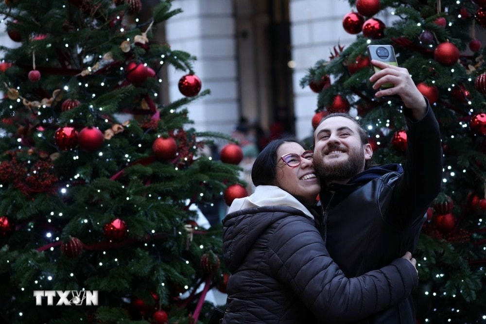 Cây thông Giáng Sinh còn là biểu tượng của sự đoàn viên, ấm áp và niềm vui. (Ảnh: AFP/TTXVN) ttxvn_cay thong (4).jpg