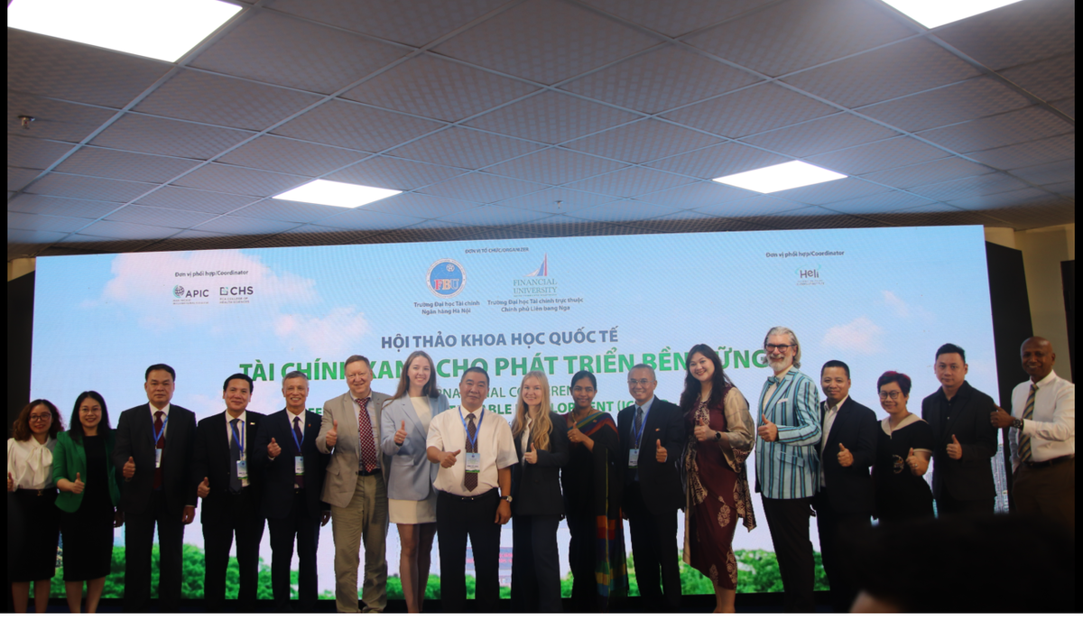 Các đại biểu chụp ảnh lưu niệm tại hội thảo. Ảnh: Nguyễn Tâm.