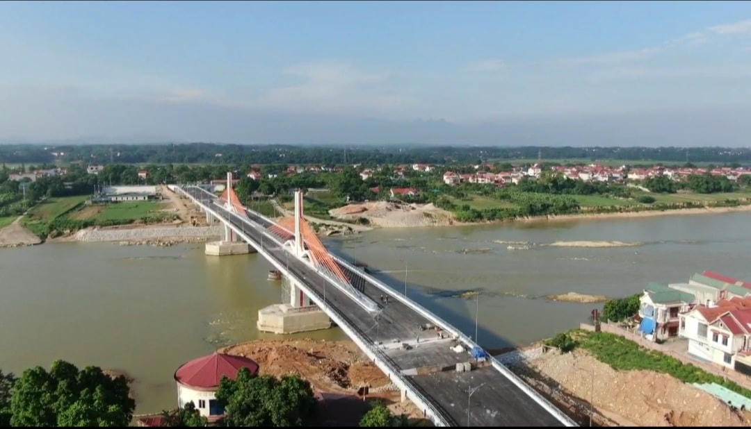 Tổng vốn đầu tư xây dựng cầu hơn 540 tỷ đồng, dài hơn 509 m, trong đó, cầu chính dài khoảng 290 m, cầu dẫn phía tỉnh Phú Thọ dài 70,75 m, cầu dẫn phía tỉnh Vĩnh Phúc dài khoảng 148,8 m. Cầu được thiết kế 4 làn xe cơ giới, bề rộng mặt cầu chính 19 m, bề rộng cầu dẫn 16,5 m. Theo hợp đồng ký kết, công trình sẽ được đưa vào sử dụng vào cuối tháng 11/2023.