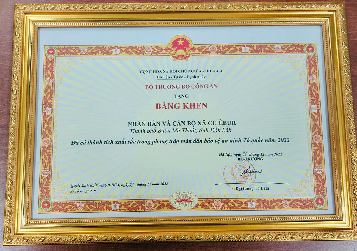 Nhân dân và cán bộ xã Cư Êbur đã được Bộ trưởng Bộ Công an tặng Bằng khen vì đã có thành tích xuất sắc trong phong trào “Toàn dân bảo vệ an ninh Tổ quốc” năm 2022.