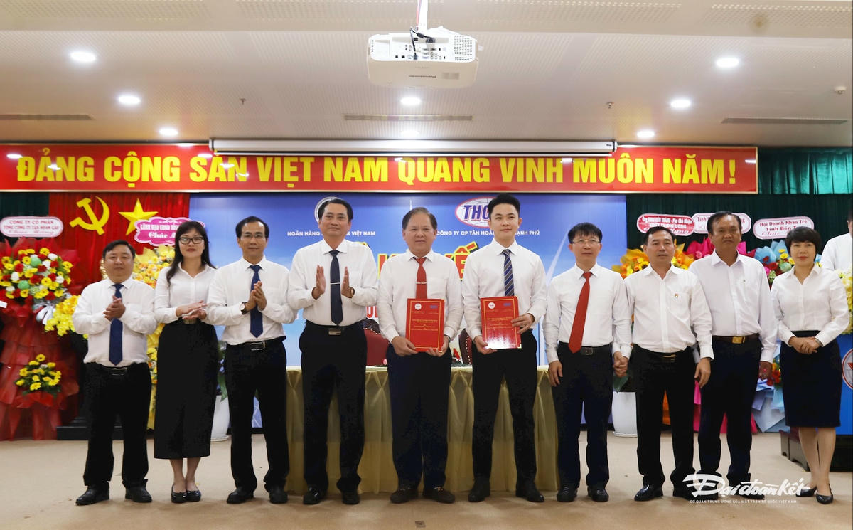 Lễ ký kết thỏa thuận tài trợ vốn tín dụng đầu tư của nhà nước cho Công ty Thạnh Phú Tân Hoàn Cầu JSC. Ảnh Trung Kiên