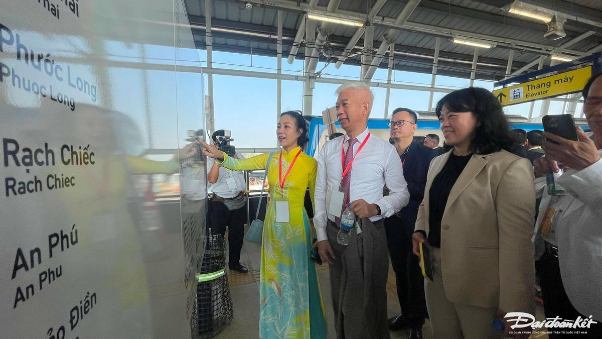Kiều bào trong một dịp về tham gia trải nghiệm tuyến Metro số 1 - TPHCM theo dõi các điểm ga đến và đi trước khi khởi hành.