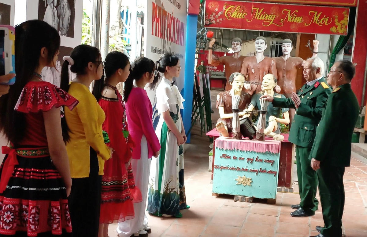 ông Bảng (thứ hai từ phải sang)