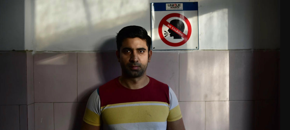 Yashbir Rohilla đã dành gần 1 thập kỷ để chuẩn bị cho các kỳ thi tuyển công chức. Ảnh: VICE.