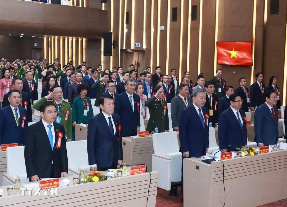 Tổng Bí thư Tô Lâm, Thủ tướng Phạm Minh Chính và các đại biểu thực hiện nghi thức chào cờ. (Ảnh: Thống Nhất/TTXVN)