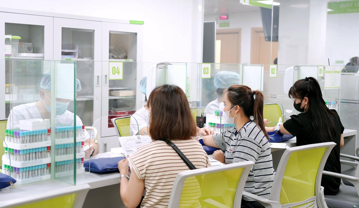 Khách hàng thực hiện xét nghiệm