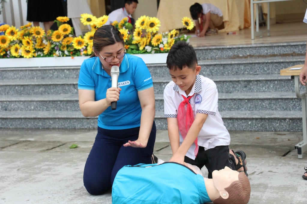 Các em học sinh trường Tiểu học Liên Vị được tuyên truyền phòng chống tai nạn đuối nước năm 2024.