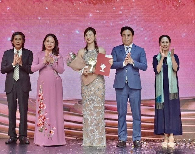 Phó Chủ tịch nước Võ Thị Ánh Xuân, trao giải tại buổi lễ Cánh diều vàng 2024 tại Nha Trang