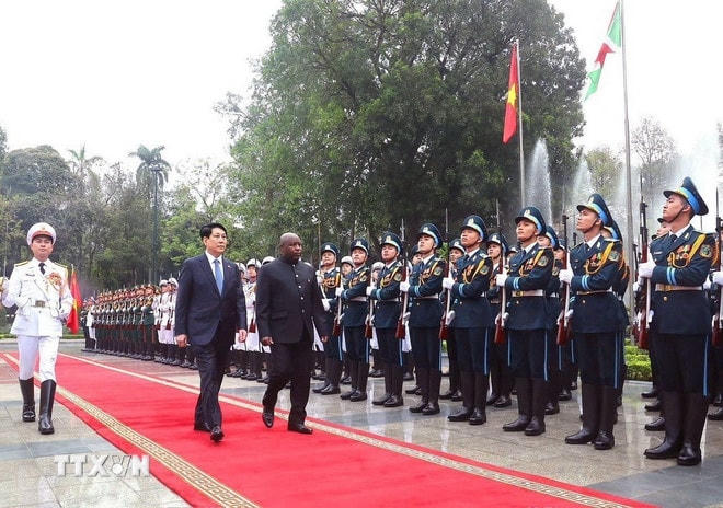Chủ tịch nước Lương Cường và Tổng thống Burundi Évariste Ndayishimiye duyệt Đội danh dự Quân đội Nhân dân Việt Nam. (Ảnh: Lâm Khánh/TTXVN) ttxvn-chu-tich-nuoc-le-don-tong-thong-burundi-1.jpg