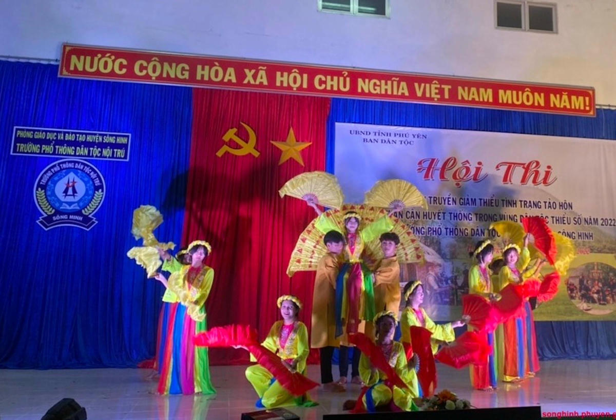image.daidoanket.vn-images-upload-hangnt-10262023-_hoi-thi-tuyen-truyen-giam-thieu-tao-hon-hon-nhan-can-huyet-thong-tai-truong-pho-thong-dan-toc-noi-tru-huyen-song-hinh.jpeg