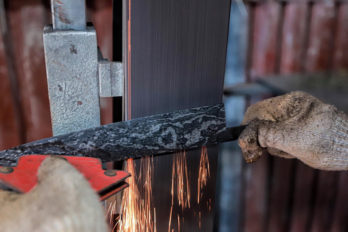 Sau khi chiếc dao đã thành hình, sẽ được các thợ rèn mài để bề mặt dao sẽ nhẵn bóng.