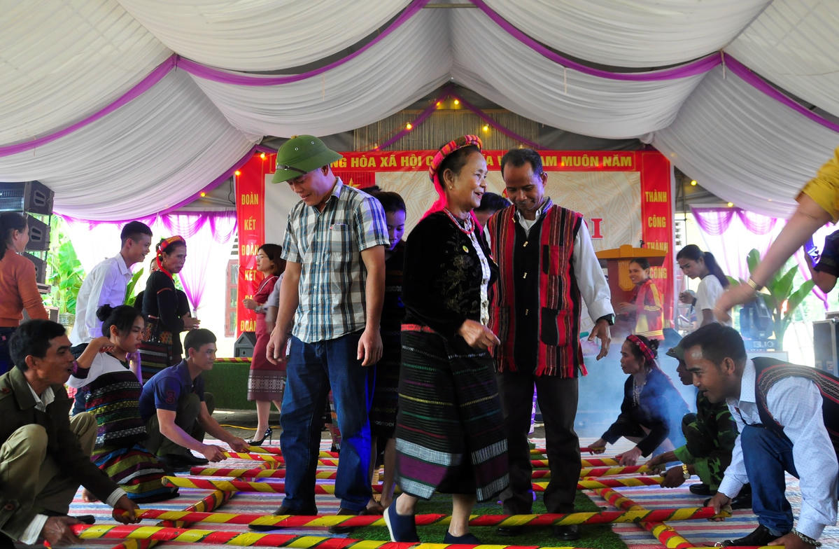 Người dân tham gia các trò chơi được tổ chức trong khuôn khổ Ngày hội.