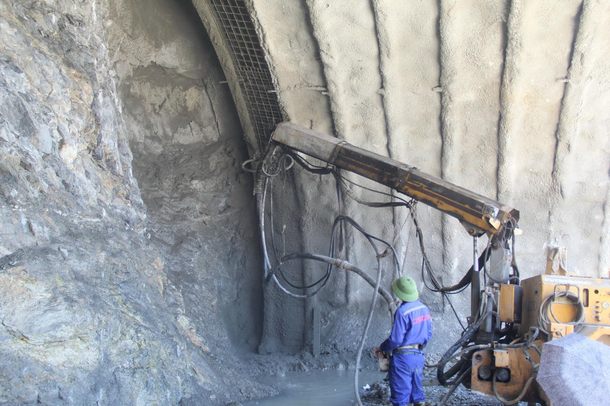 Song song với việc khoan hầm, hệ thống phun bê tông cũng được thực hiện cùng lúc.