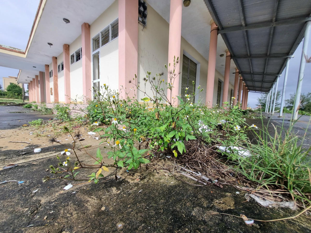 Theo tìm hiểu của PV, chợ Bảo Ninh được UBND thành phố Đồng Hới phê duyệt đầu tư xây dựng năm 2014, do Công ty Cổ phần A4 lập hồ sơ thiết kế, dự toán, báo cáo kinh tế kỹ thuật, UBND xã Bảo Ninh làm chủ đầu tư. Đơn vị thi công là Công ty TNHH Xây dựng tổng hợp Nhật Lệ (Công ty Nhật Lệ) với tổng mức đầu tư ban đầu 5,7 tỷ đồng.