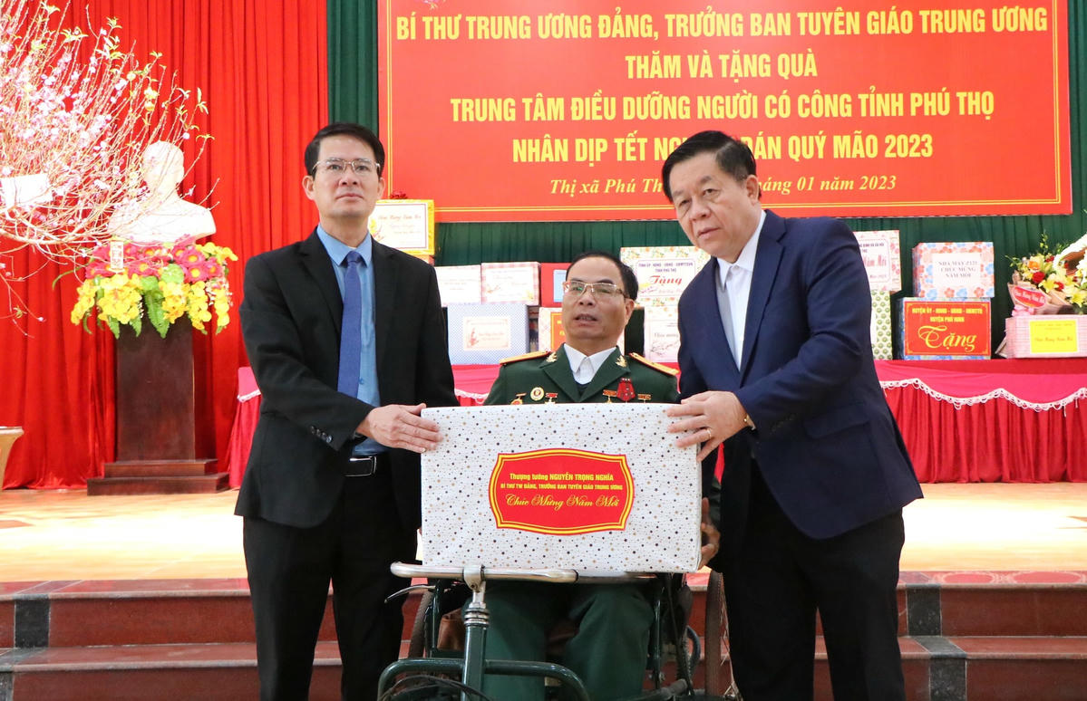 Và tặng quà cho cán bộ, thương, bệnh binh Trung tâm điều dưỡng người có công tỉnh Phú Thọ