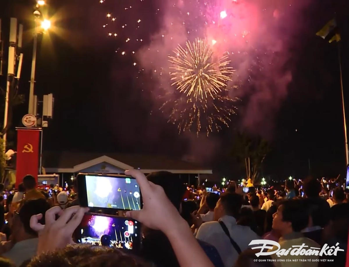 Dòng người chật cứng tại khu vực bờ sông Bạch Đằng (quận 1) để theo dõi bắn pháo hoa tại điểm đầu Hầm Thủ Thiêm vào năm trước. (Ảnh: Hồng Phúc).