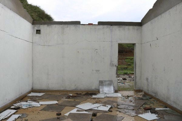 Hiện tại ở đây chỉ còn những ngôi nhà hoang tàn, đổ nát