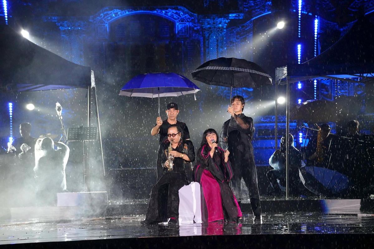 nghệ sĩ Saxophone Trần Mạnh Tuấn trong đêm nhạc. Ảnh: Đ.H.