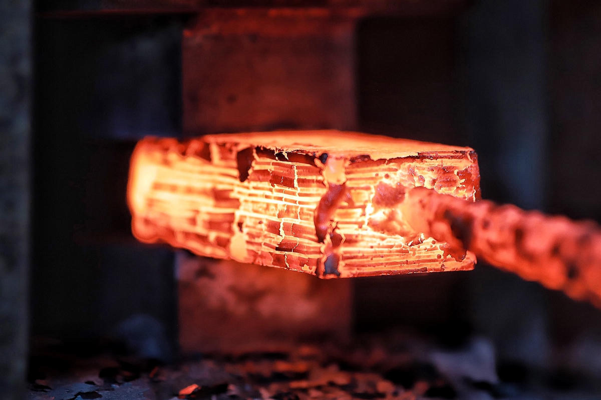 Những phôi thép đỏ lửa.