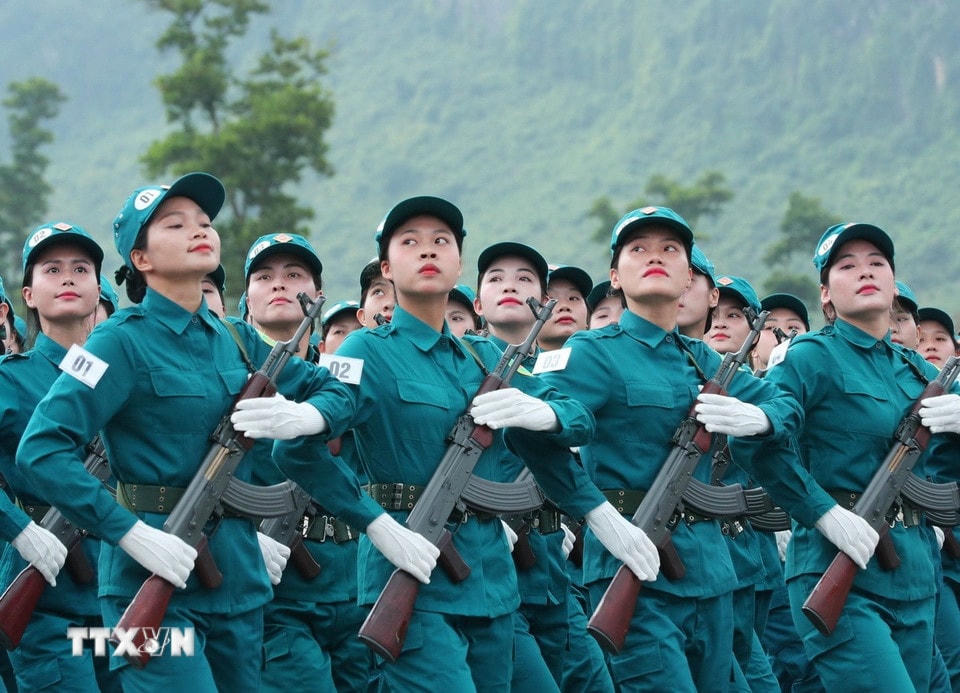 Khối nữ dân quân tự vệ tham gia hợp luyện. (Ảnh: Trọng Đức/TTXVN)