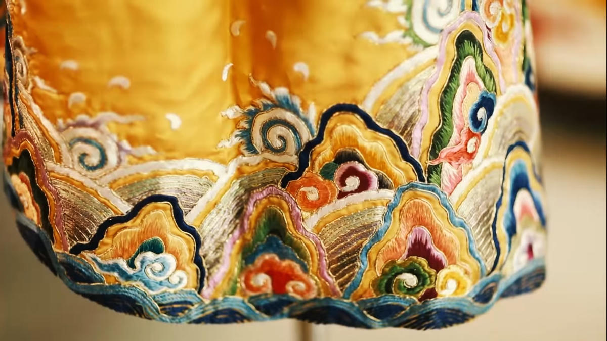 Hoa văn trang trí cho thấy sự cầu kỳ, tỉ mỉ của người thợ thêu. Ảnh: Trọng Chính.