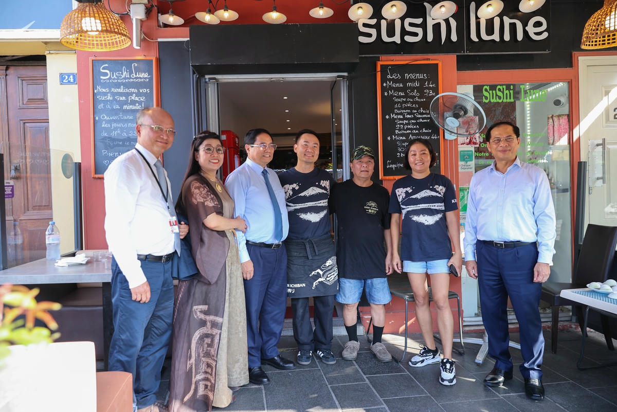 Thủ tướng Phạm Minh Chính thăm gia đình kiều bào tại Pháp- Ảnh 2. Thủ tướng Phạm Minh Chính thăm gia đình kiều bào tại Pháp- Ảnh 2.