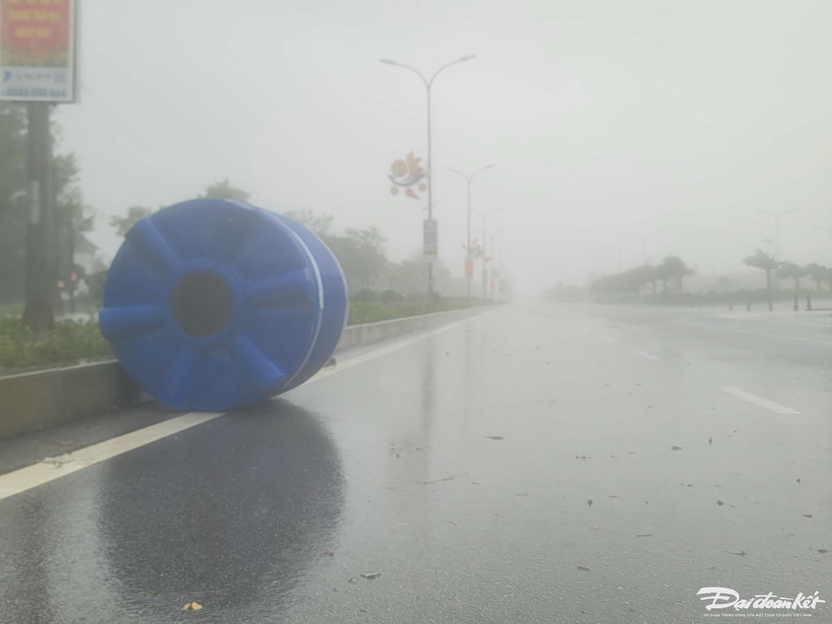 Đường đường Bình Minh (phường Cửa Lò, tỉnh Nghệ An) không một bóng người trước giờ bão Kajiki đổ bộ vào. Sáng 25/8, Chủ tịch UBND tỉnh Nghệ An Lê Hồng Vinh đã ký ban hành công văn hỏa tốc về việc cấm đường tạm thời để phòng, chống bão số 5. Theo đó, tỉnh yêu cầu người dân không có nhiệm vụ không được ra đường trong khoảng thời gian từ 11 giờ ngày 25/8 để đảm bảo an toàn tuyệt đối về tính mạng và sức khỏe. Ảnh: Quốc Thanh.