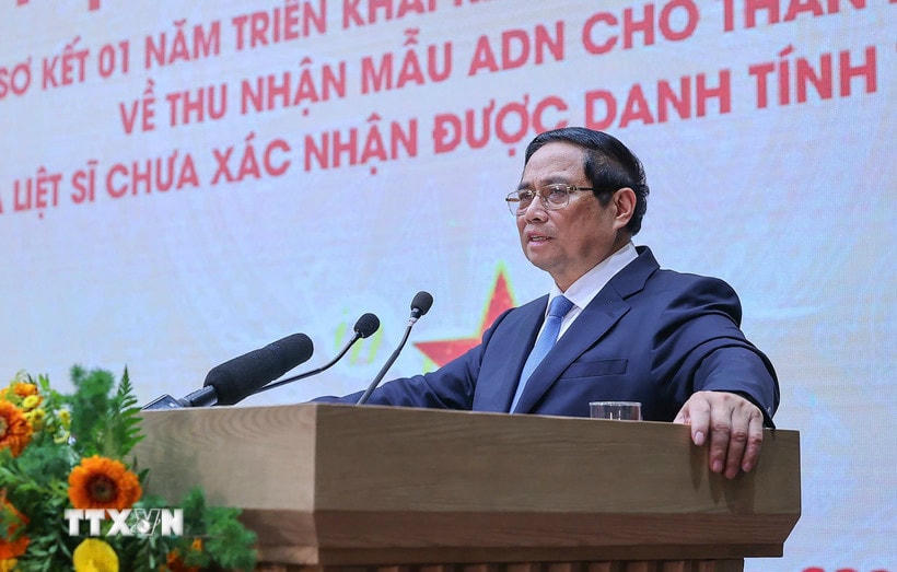 Thủ tướng Phạm Minh Chính phát biểu tại Hội nghị sơ kết công tác thu nhận mẫu ADN cho thân nhân liệt sỹ chưa xác định được danh tính trên toàn quốc. (Ảnh: Dương Giang/TTXVN)