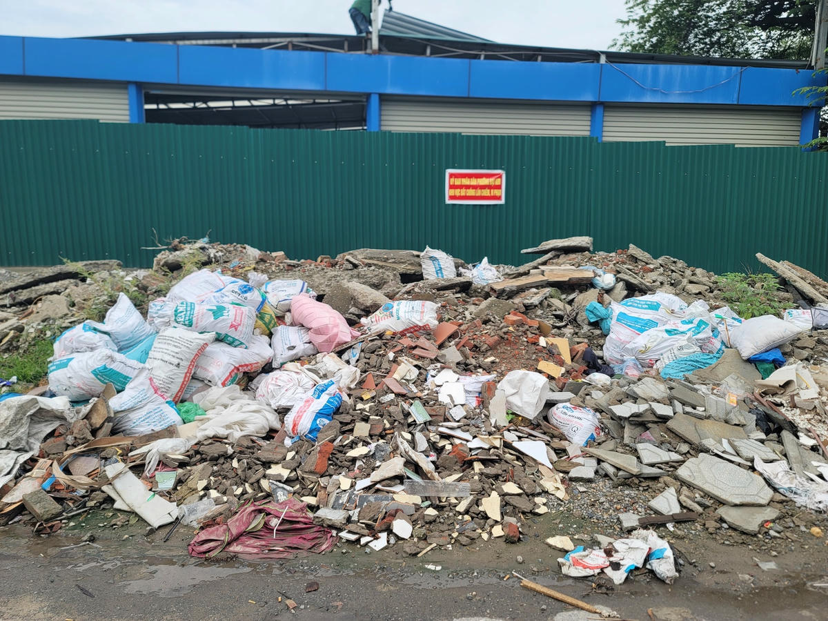 Rác chất đống lâu ngày nhưng không được thu dọn, xử lý.