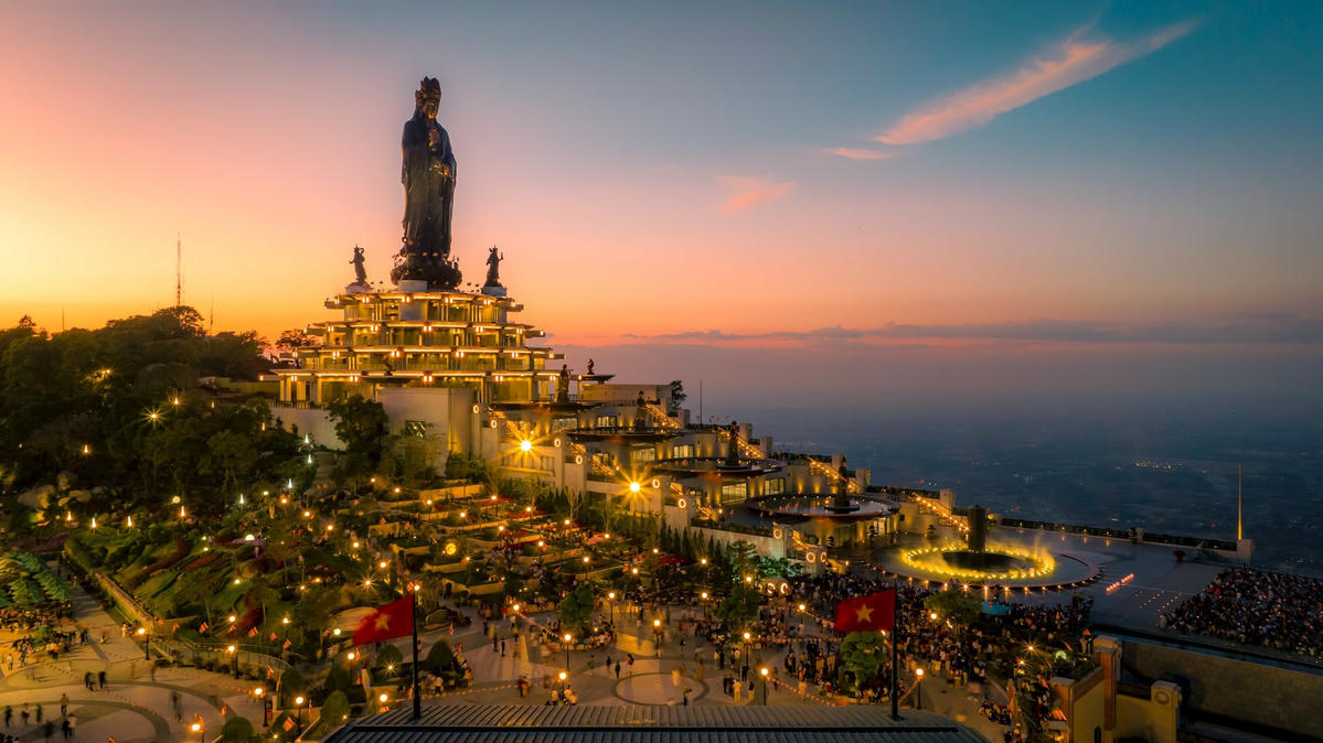 Đỉnh núi trong đêm - ảnh Nguyễn Minh Tú