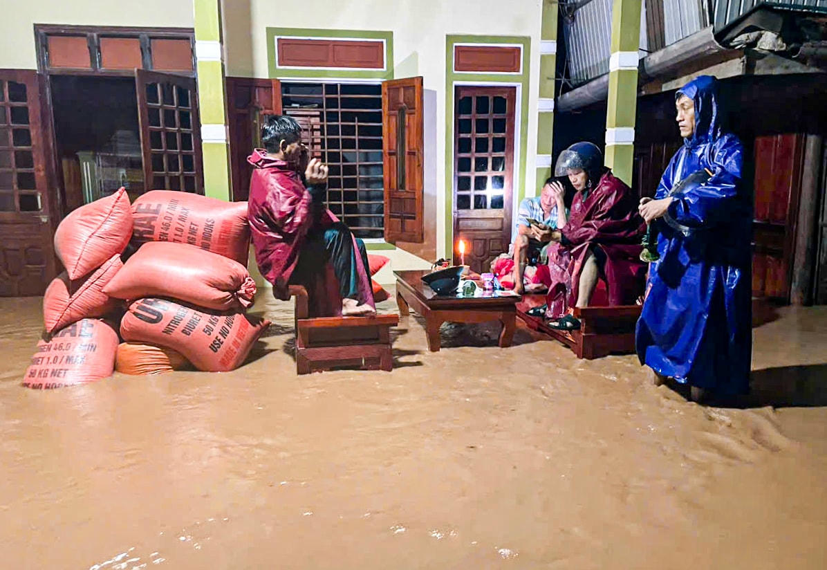 Mưa lớn nhiều giờ khiến lũ trên các sông lên nhanh đã làm cho người dân không kịp trở tay, trong đó có nhiều hộ dân dân vừa thu hoạch lúa xuân đã bị ảnh hưởng nặng nề. Ảnh: CTV