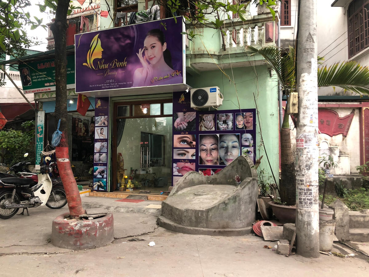 Ngôi mộ mọc lên ngay trước cửa nhà dân.