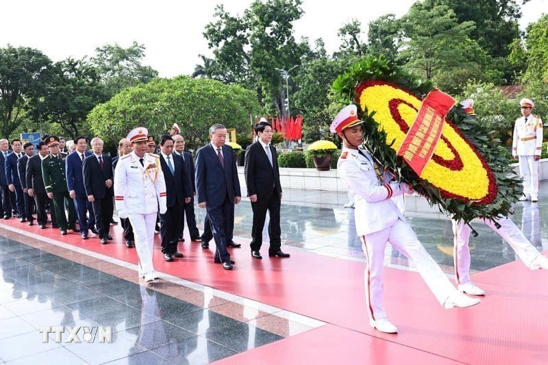 Các đồng chí lãnh đạo, nguyên lãnh đạo Đảng, Nhà nước đặt vòng hoa tại Đài tưởng niệm các Anh hùng liệt sỹ trên đường Bắc Sơn (Ba Đình, Hà Nội). (Ảnh: Minh Đức/TTXVN)