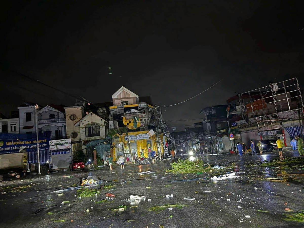 Dông, lốc làm hư hỏng các cột điện, biển quan