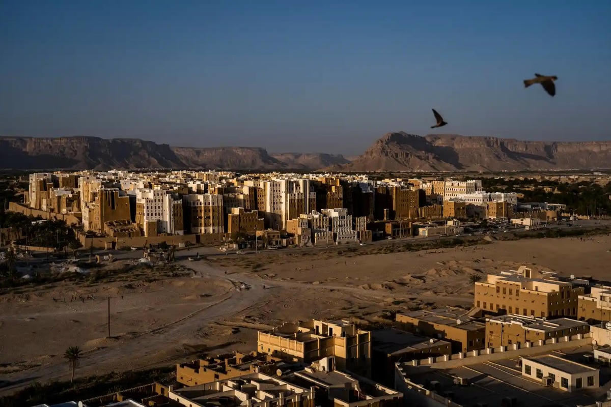 Thành phố Seiyun, nơi có tường bao quanh thế kỷ 16 Shibam, ở Wadi Hadhramaut, hiện là nơi sinh sống của khoảng 7.000 người. Ảnh: The Guardian.